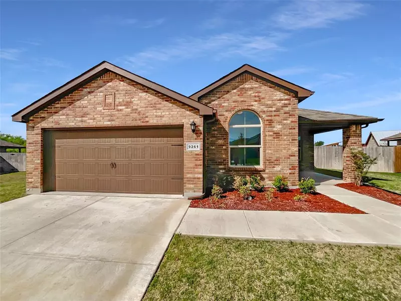 9261 High Stirrup Lane, Fort Worth, TX 76131