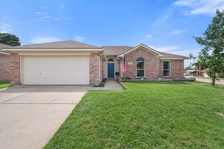 1108 Greenview Lane, Kennedale, TX 76060