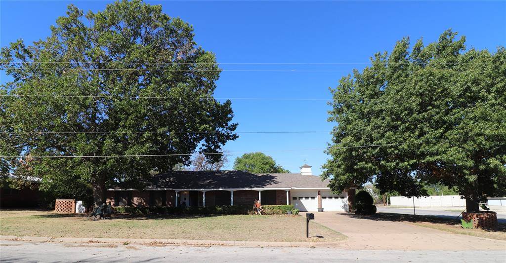 201 S Carroll Street, Henrietta, TX 76365