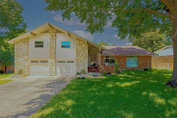 107 Woods Drive, Arlington, TX 76010