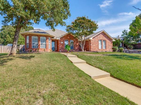 1247 Cross Creek Drive, Kennedale, TX 76060