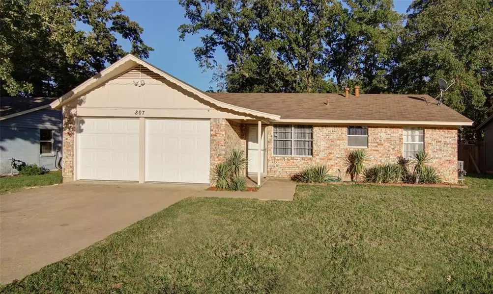 807 Clover Park Drive, Arlington, TX 76013