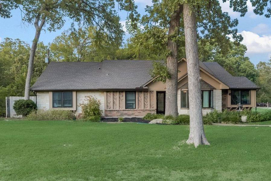 107 Forest Brook Street, Oak Leaf, TX 75154