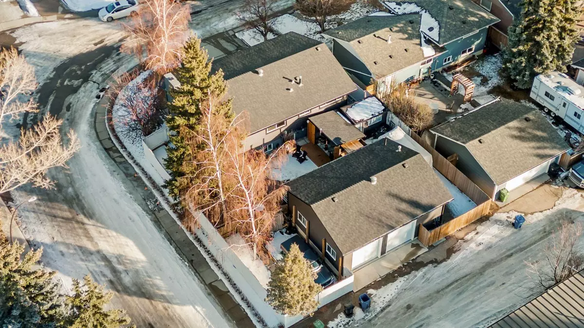 Calgary, AB T2W1N8,827 Canna CRES SW