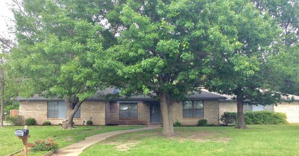 2010 S Village Drive, Bonham, TX 75418