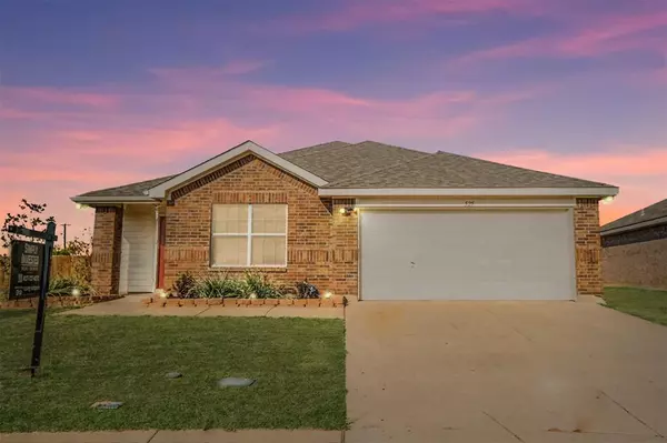 525 Fairbrook Lane, Fort Worth, TX 76140