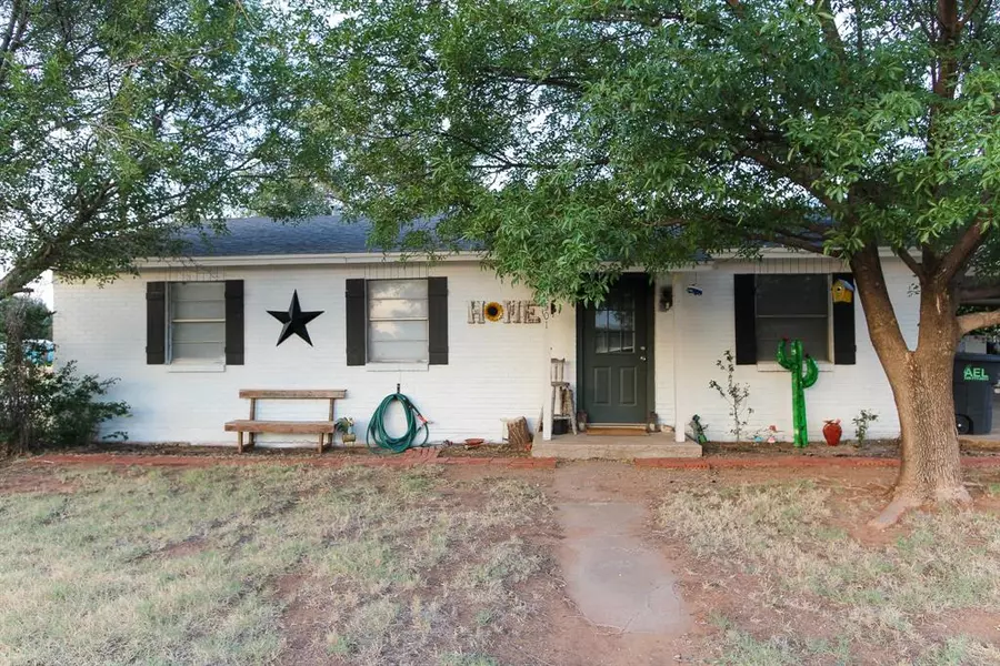 501 S Lightfoot Street, Loraine, TX 79532