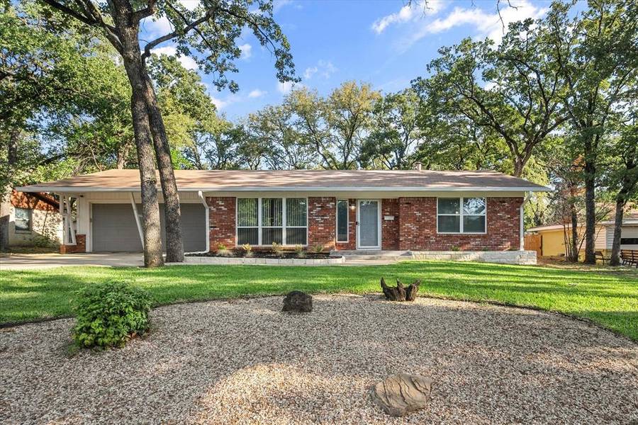 616 Oakwood Avenue, Hurst, TX 76053