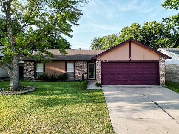 2422 Heathercrest Drive, Arlington, TX 76018