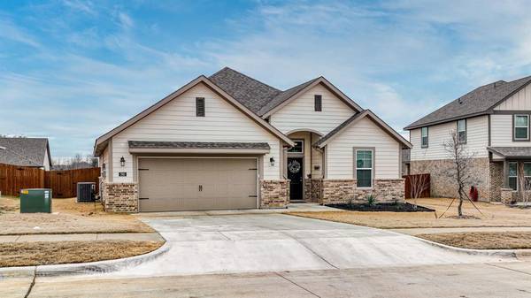 785 Feather Edge Drive, Springtown, TX 76082