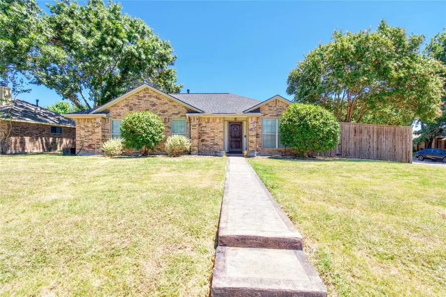 2306 Shadyoaks Lane, Rowlett, TX 75088