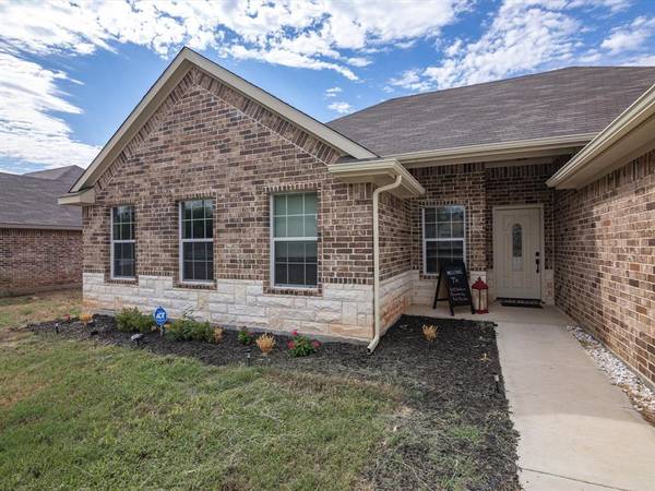 645 Half Moon Way, Runaway Bay, TX 76426