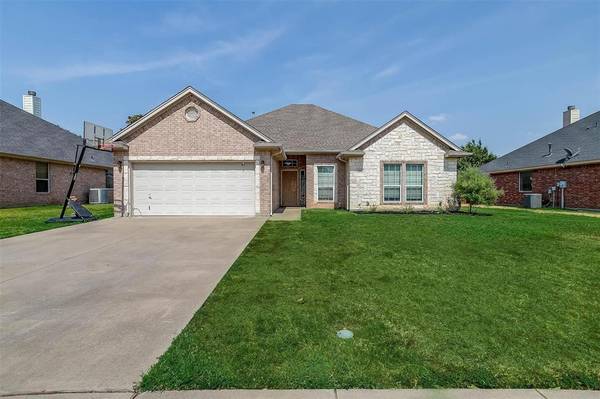 811 Meadow View Drive, Cleburne, TX 76033