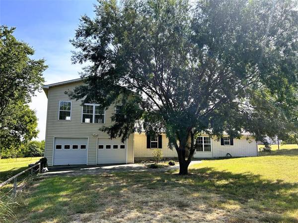 2474 Joe Davis Road, Whitewright, TX 75491