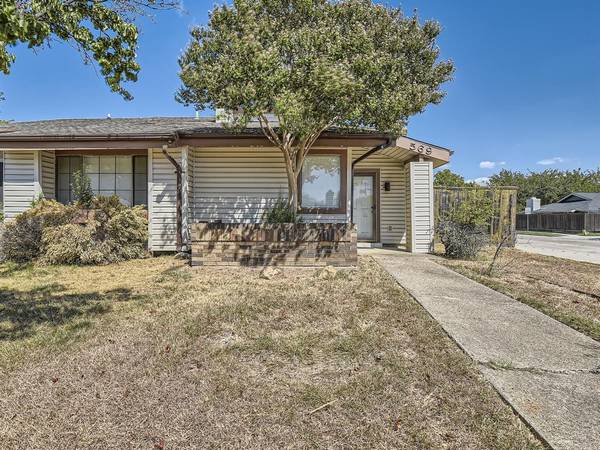 569 Hunters Glen Street, Lewisville, TX 75067