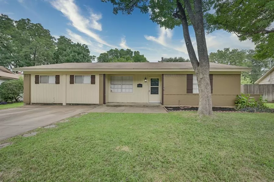 607 Clover Park Drive, Arlington, TX 76013