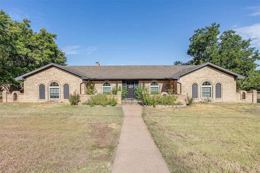 109 Hillside Drive W, Burleson, TX 76028