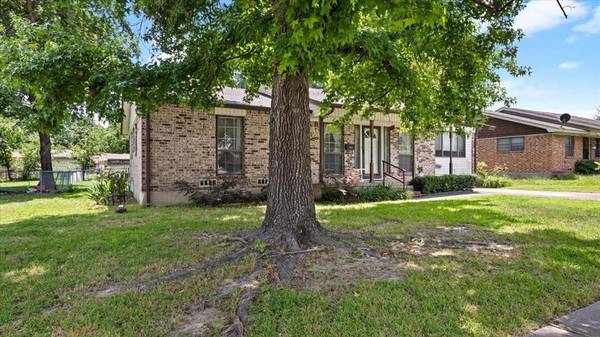 109 W Cunningham Street, Bonham, TX 75418