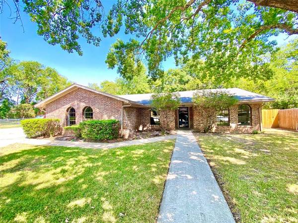 10 Brookhollow Circle, Gainesville, TX 76240