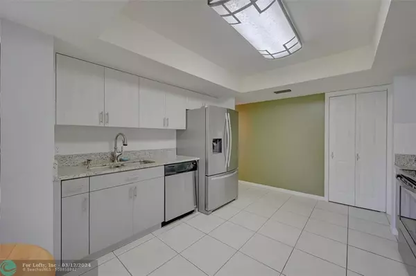 Deerfield Beach, FL 33442,3037 Deer Creek Lake Shore Dr  #3037