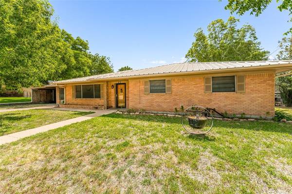 1125 N Johnson Street, De Leon, TX 76444