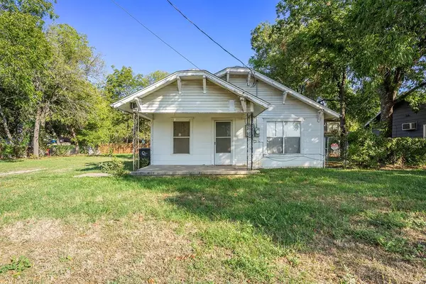 409 E Willingham Street, Cleburne, TX 76031