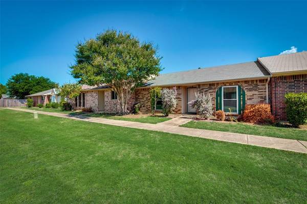 8 E Mountain Creek Court, Grand Prairie, TX 75052