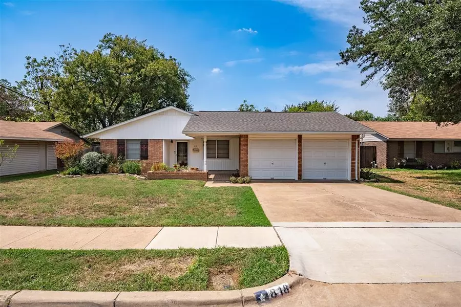 818 Ravenwood Drive, Arlington, TX 76013