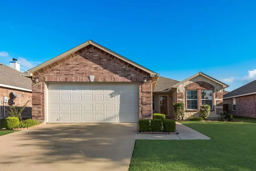 1425 Amber Court, Burleson, TX 76028