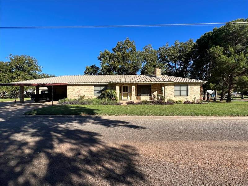 805 Thomas Street, Sweetwater, TX 79556