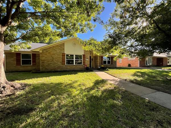 2812 Alan A Dale, Irving, TX 75061