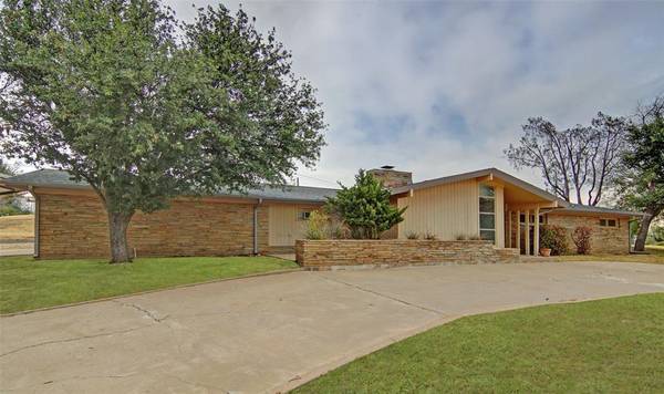 1100 E Lindsey Street, Breckenridge, TX 76424