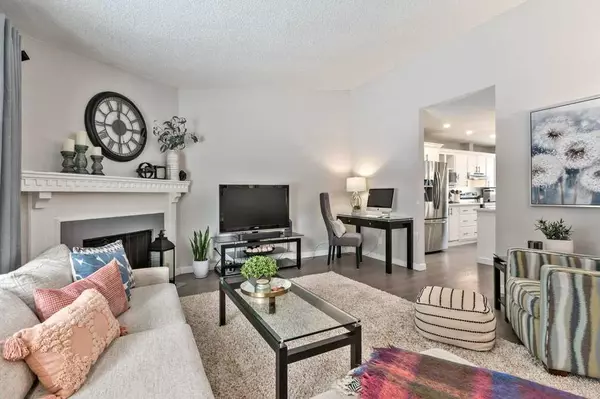 Calgary, AB T2V 3Y5,120 Oakwood PL SW