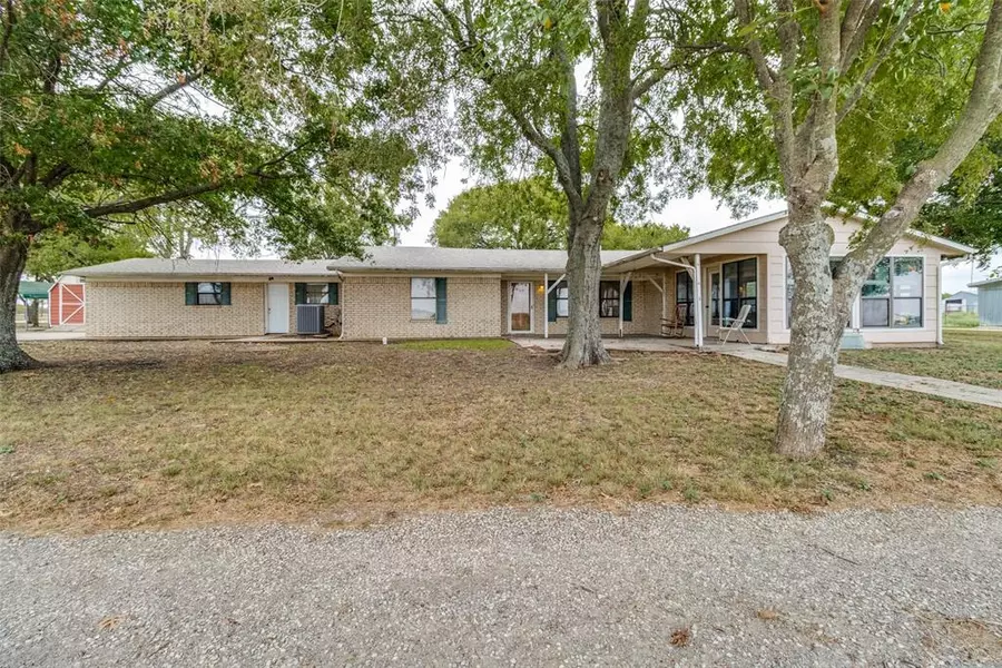 824 County Road 4655, Trenton, TX 75490