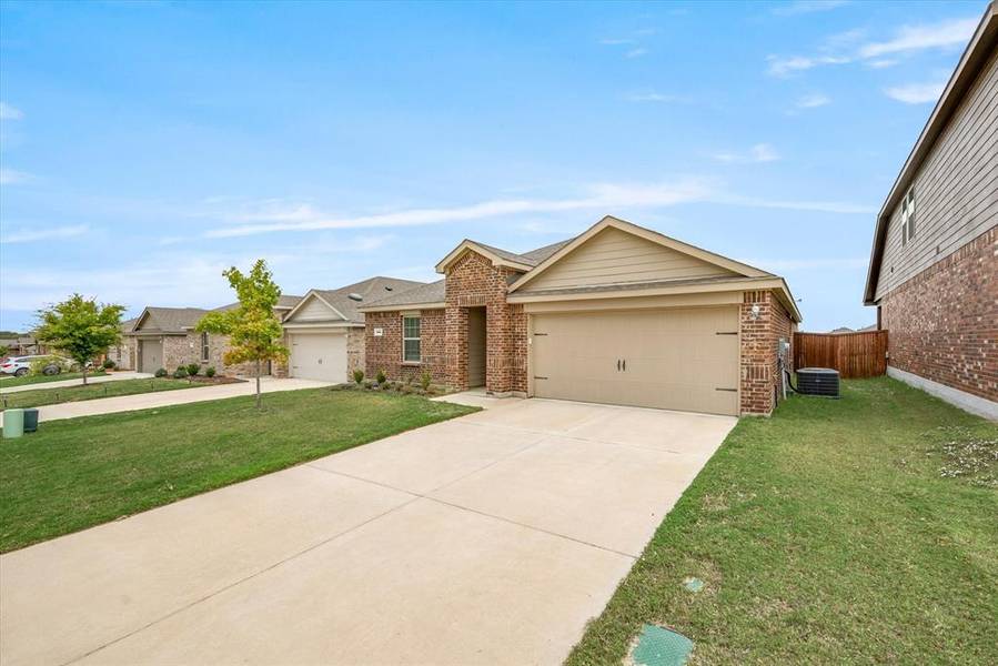 805 Fueller Drive, Aubrey, TX 76227