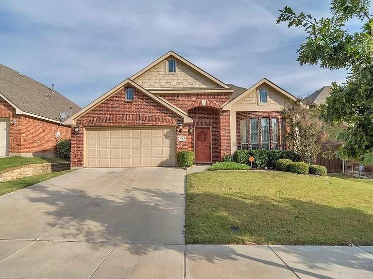 733 Red Elm Lane, Fort Worth, TX 76131