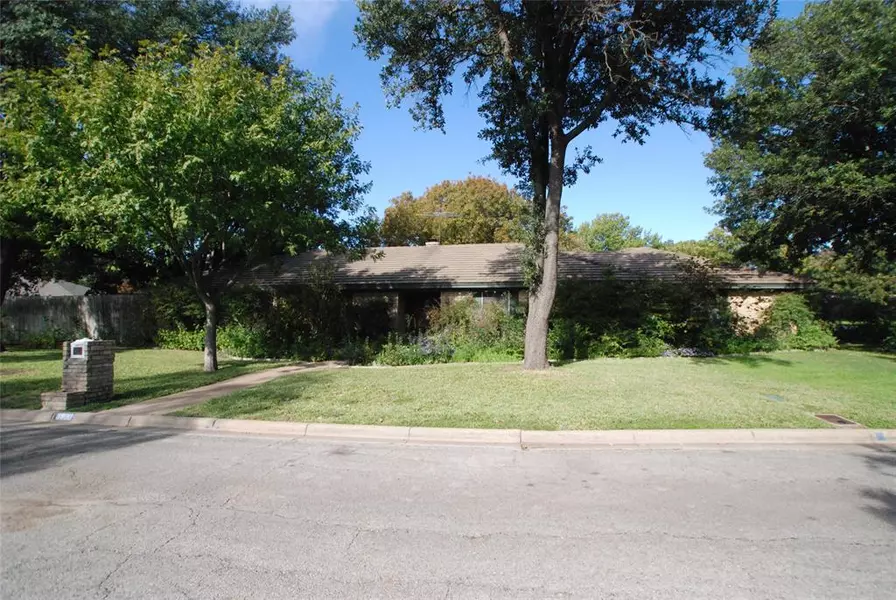 3800 Hickory Springs Road, Benbrook, TX 76116