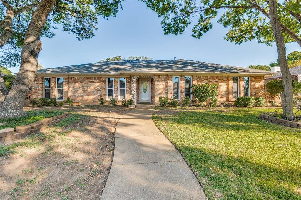 935 Hunters Creek Drive, Desoto, TX 75115