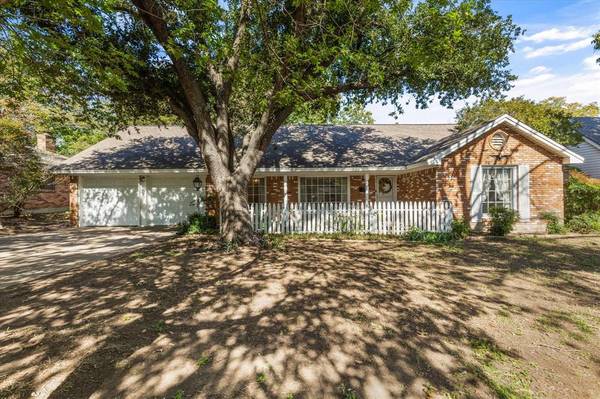 4921 Emerald Lake Drive, Fort Worth, TX 76103