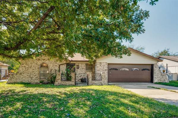 5824 Saramac Drive, Watauga, TX 76148