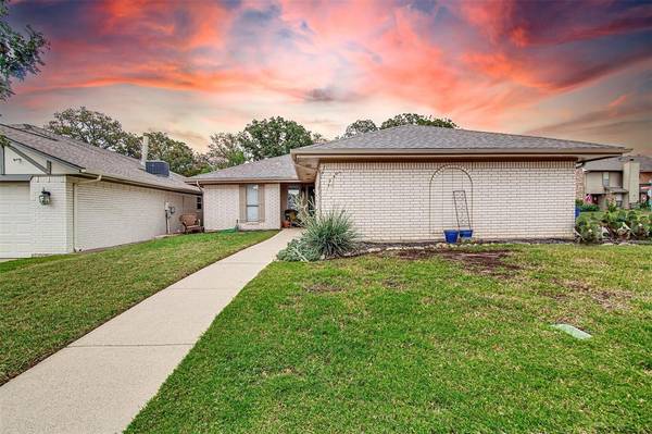 1 Preston Trail Court,  Pantego,  TX 76013