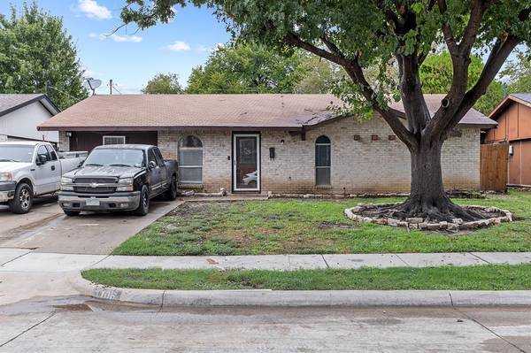 1106 Las Palmas Drive, Grand Prairie, TX 75052