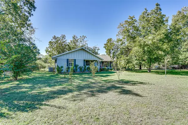 401 S Nash Street,  Garrett,  TX 75119