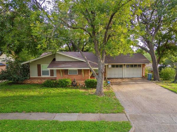 2222 Woodoak Drive, Irving, TX 75060