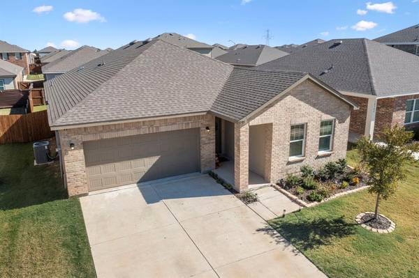 10305 Holycross Lane, Fort Worth, TX 76036