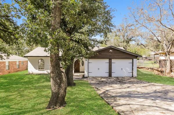 1112 Lakewood Circle,  Alvarado,  TX 76009