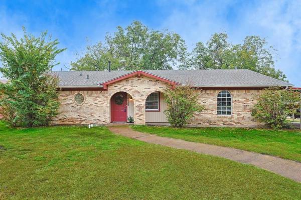 6632 Summertime Lane,  Watauga,  TX 76148