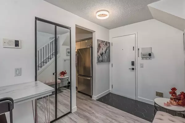 Calgary, AB T3E 2L8,2218 30 ST SW #304