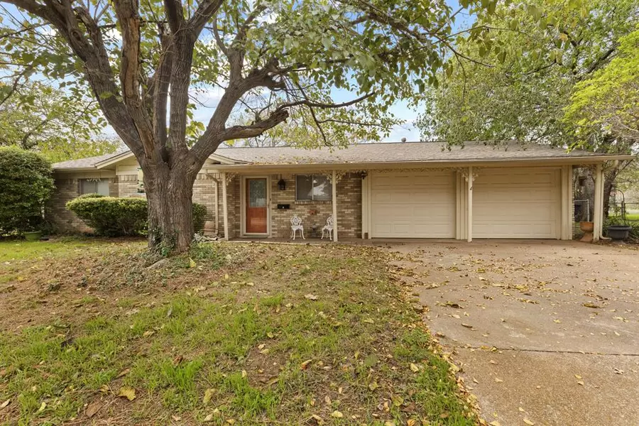 1206 Lynnwood Drive, Cleburne, TX 76033