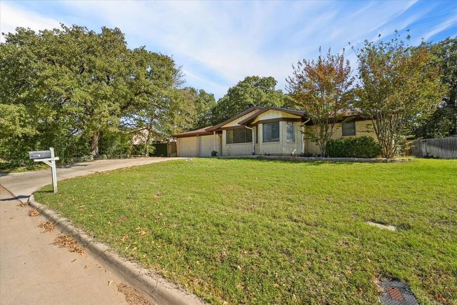 536 Oak Park Drive, Hurst, TX 76053